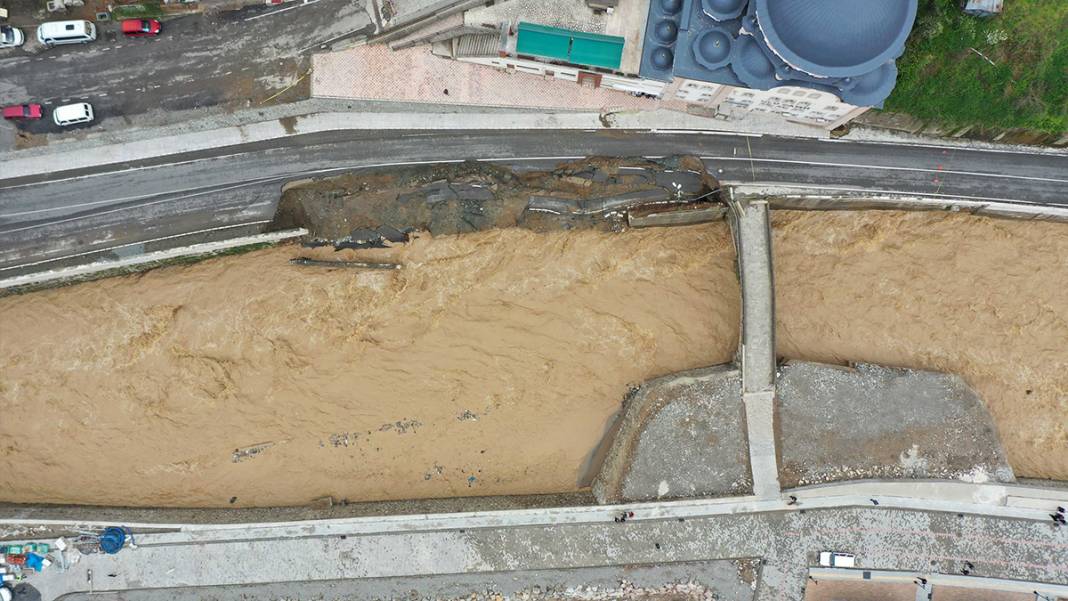 Giresun Dereli'de yine aynı manzara: Yol çöktü, köprü hasar gördü 3